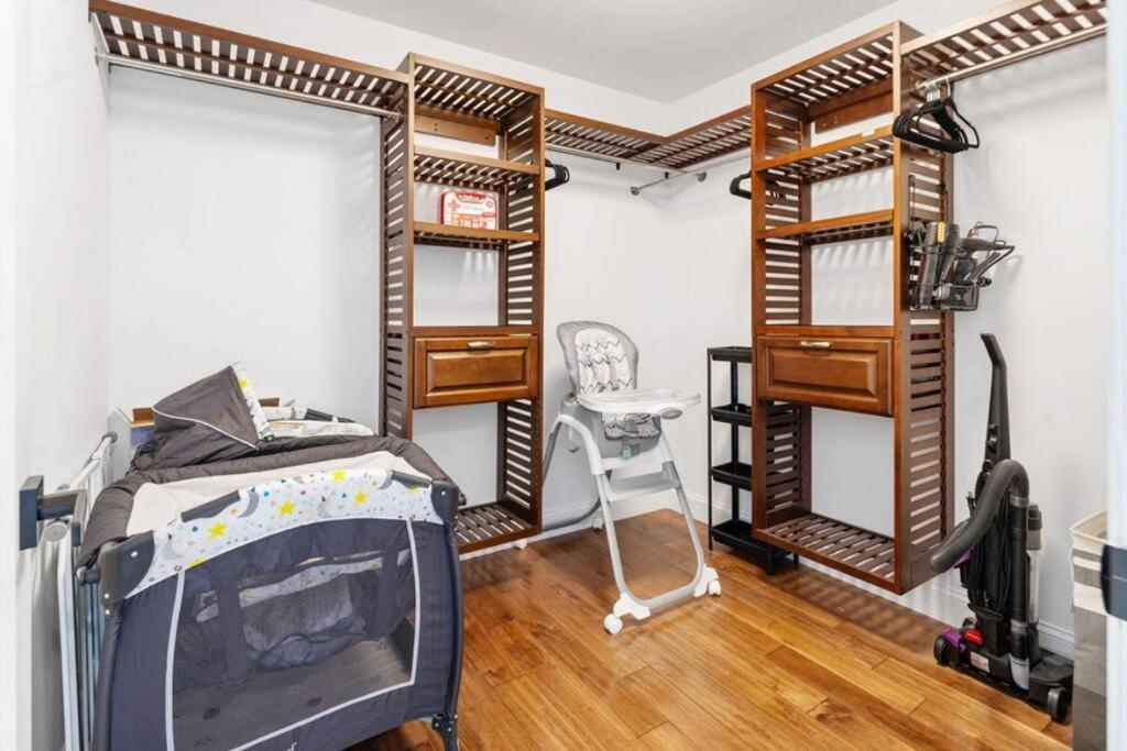 Cityscape Apartment *